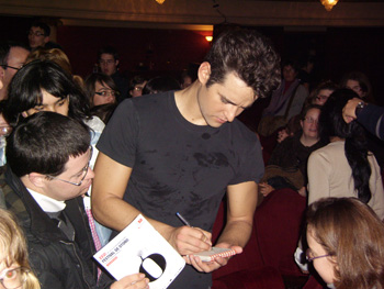 Danny firmando autógrafos.