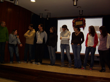 Otra joven expresa sus pensamientos a los voluntarios del club.