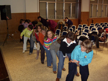 Prueba del equipo de las chicas para conseguir alguna pisca sobre sus extraños.