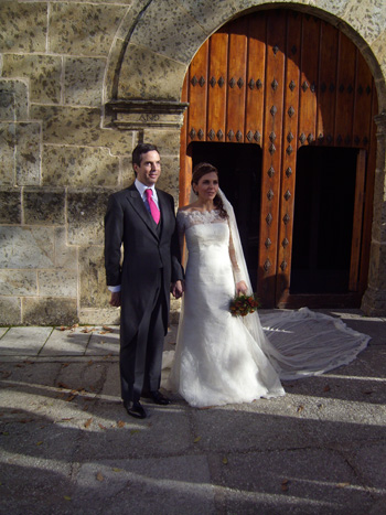 Enrique y Estefanía posan a la puerta de la ermita del Castañar.