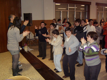 Momento de la fiesta en la que nos enseña a bailar Merengue.