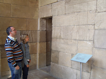 Mirando los jeroglíficos de la entrada.