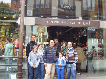 En una de las entradas del Mercada de San Miguel.