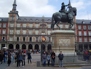 En la plaza mayor de Madrid.
