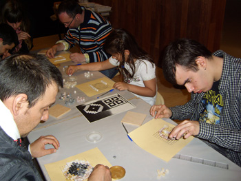Momento de la realización del mosaico en el taller del museo