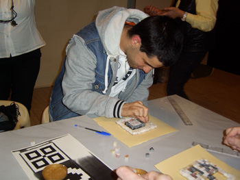 Momento de la realización del mosaico en el museo.