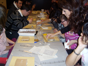 Momento de la realización del mosaico en el taller del museo.