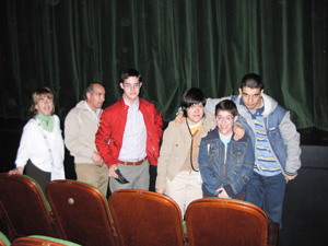 Participantes de AVIVA al finalizar el teatro.