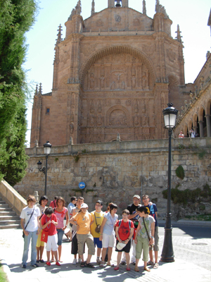 Foto de grupo depués de ver la fachada de la Iglesia de San Esteban.