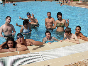 Momento de juegos y baño en la piscina de la Aldehuela.