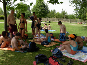 El grupo en la piscina de la Aldehula disfrutando un buen día.