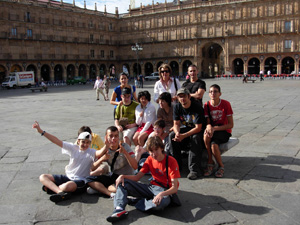 En la plaza mayor antes de comenzar la mañana de actividad.