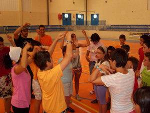 Los jóvenes de AVIVA hacen un "Ole" a los jóvenes de los Villares como despedida.