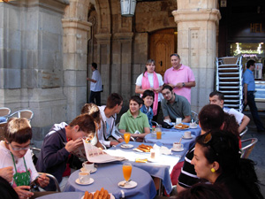 Un buen chocolate con churros, o zumo, o cola-cao en la Plaza Mayor con los amigos.