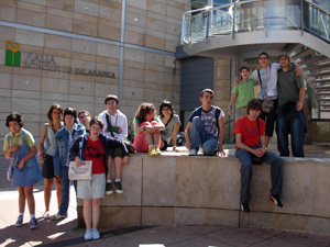 Foto de grupo a la puerta de Vialia, antes del torneo de bolos.