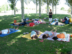 Momento de la relajación en la sesión de ritmo y danza al aire libre.