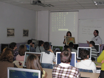 Momento de final del curso donde se le hizo entrega de un obsequio a Elena de ECI.