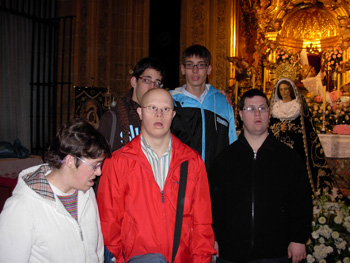 Grupo de jóvenes junto en la Capilla de la Soledad.