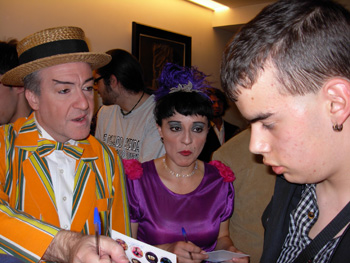 Jóvenes de AVIVA piden autógrafos a los magos de Argentina, Brando y Silviana.