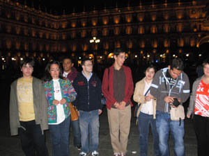 Uno de los momentos de visita de la Plaza Mayor iluminada.