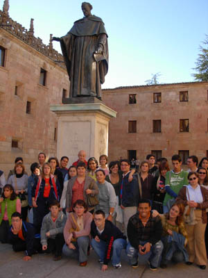 Los jóvenes de AVIVA antes de entrar en el Museo de Salamanca, junto a la estatuo de Don Migues de Unamuno.