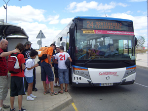 Regresamos en el bus interurbano después de la comida.