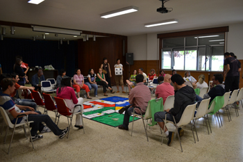 Momento del juego del parchis por equipos