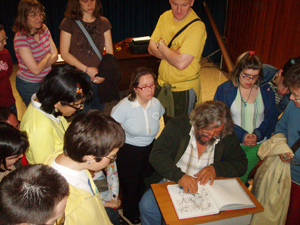 Rafael Carralero dedicando el catálogo a través de un dibujo.