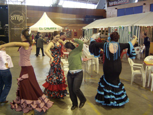 Participantes bailando sevillanas