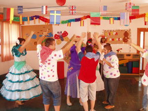 Todos bailando en la fiesta rociera