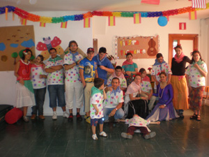 Foto de grupo vestidos con trajes de colores para ir al Rocio