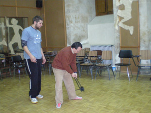 Uno de los jóvenes probando los palos chinos.