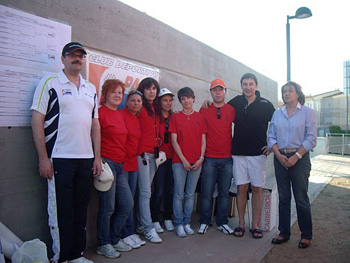 Foto de Auxiliares con el Presidente del Club de Padel Charro, Decano del Ilustre Colegio de Abogados y la Presidenta de AVIVA