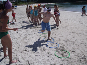 Un grumete realiza una de las pruebas en la playa.