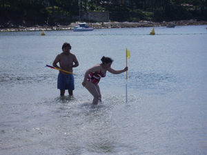 Una bucanera recoge la bandera dentro las pruebas de la playa.