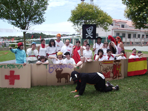 Foto de los jóvenes piratas en el día de San Fermín.