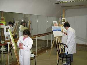 Los participantes pintanto sobre lienzo.