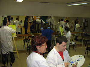 Panorámica de los participantes pintando durante el taller.