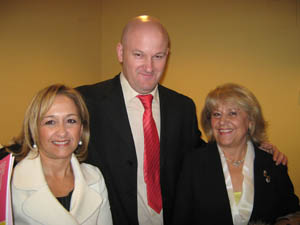 Con Maricé y Gracia, presidenta de la Asoc. Amas de Casa, que también leyeron un artículo.