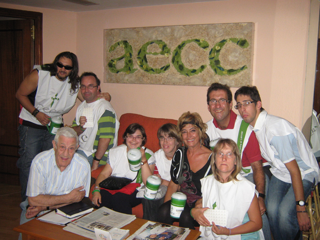 Foto en la sede de la Asociación AECC en Salamanca en el momento de la recogida de las huchas.