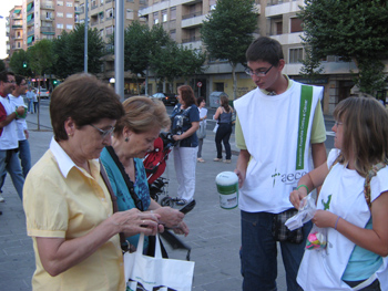 Jovenes de AVIVA portando las huchas de la cuestación en favor de la Asociación AECC