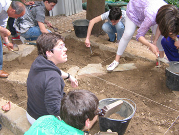 Jóvenes buscando entre la tierras los restos de alguna civilización antigua.