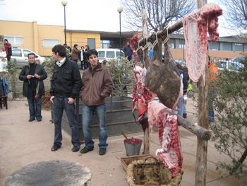 Partes del cerdo expuestas tras la matanza y el despiece