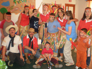 Tras la fiesta india, el grupo se hace una foto con los disfraces.