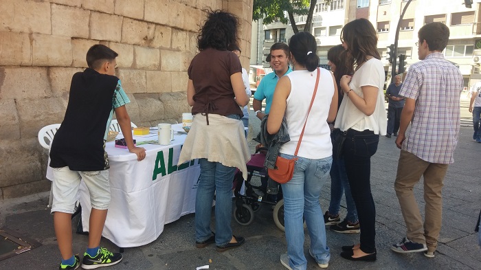 AVIVA colaborando en la mesa de cuestación