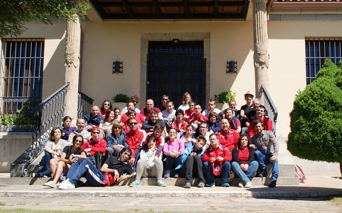 AVIVA- Foto de grupo en la puerta del Palacio Castro Enríquez