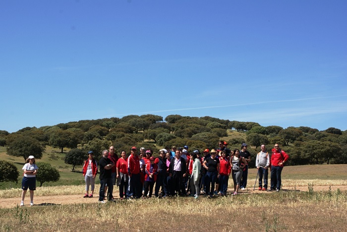 AVIVA_ Grupo dando paseo por la dehesa charra