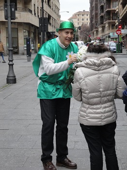 Señor Margarito haciendo entrega de las flores a los asistentes.