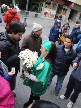 Señora Margarita haciendo entrega de las flores a los asistentes a la fiesta.