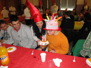 Momento de soplar las velas del cumple.